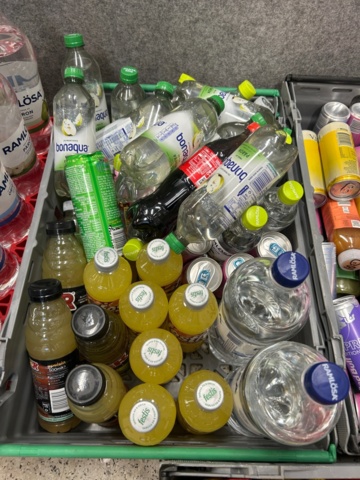 1436494-5 Collection with drinks, sweets and chips