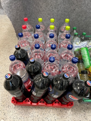 1436494-6 Collection with drinks, sweets and chips