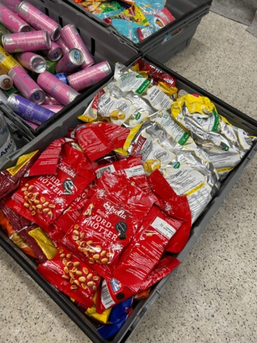 1436494-7 Collection with drinks, sweets and chips