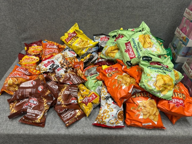 1436494-8 Collection with drinks, sweets and chips