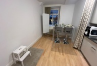 1443779 Möbler och köksutrustning