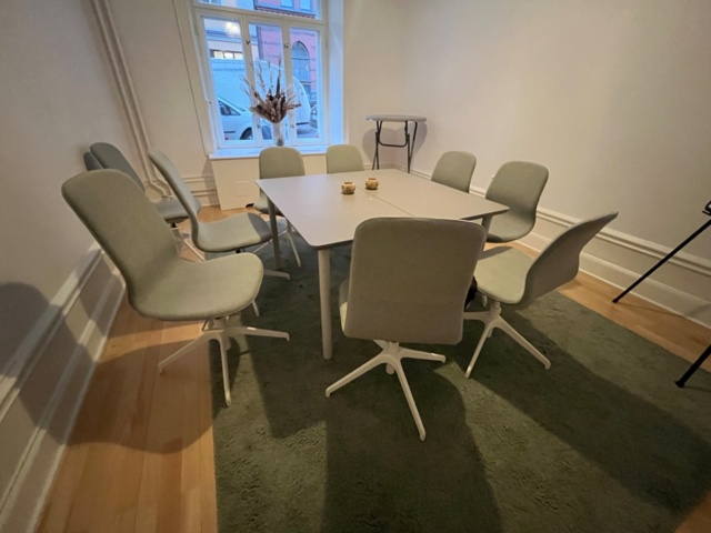 1443781-2 Kontorsinredning - Bord, stolar, whiteboardtavla, projektorduk, m.m