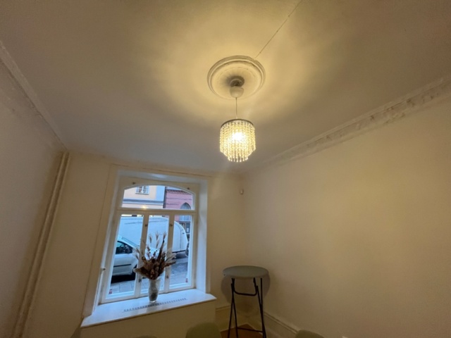 1443781-4 Kontorsinredning - Bord, stolar, whiteboardtavla, projektorduk, m.m