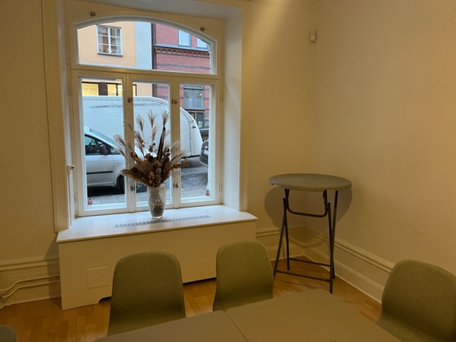 1443781-5 Kontorsinredning - Bord, stolar, whiteboardtavla, projektorduk, m.m