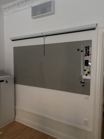 1443781-8 Kontorsinredning - Bord, stolar, whiteboardtavla, projektorduk, m.m