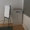 1443781-9 Kontorsinredning - Bord, stolar, whiteboardtavla, projektorduk, m.m