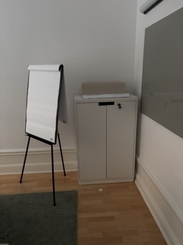 1443781-9 Kontorsinredning - Bord, stolar, whiteboardtavla, projektorduk, m.m