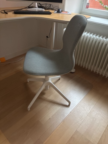 1443783-5 Kontorsinredning och elektronik -Skrivbord, kontorsstolar, datorskärmar, m.m