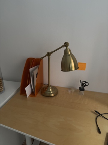 1443783-10 Kontorsinredning och elektronik -Skrivbord, kontorsstolar, datorskärmar, m.m