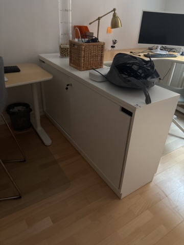 1443783-11 Kontorsinredning och elektronik -Skrivbord, kontorsstolar, datorskärmar, m.m