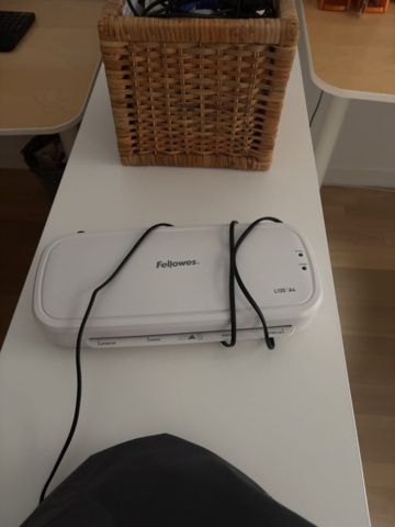 1443783-13 Kontorsinredning och elektronik -Skrivbord, kontorsstolar, datorskärmar, m.m