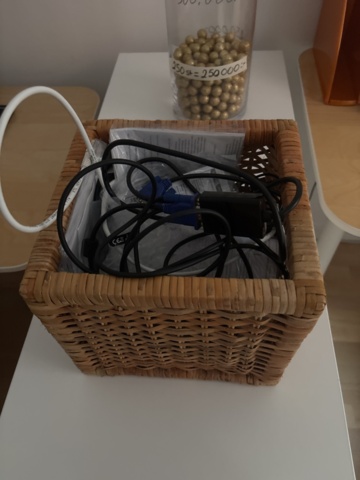 1443783-14 Kontorsinredning och elektronik -Skrivbord, kontorsstolar, datorskärmar, m.m