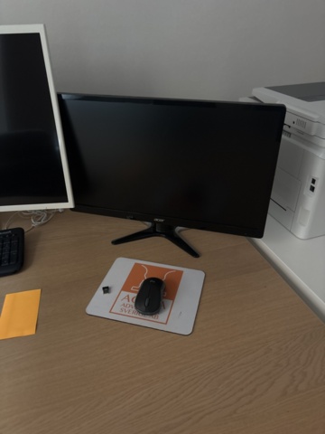 1443784-27 Kontorsinredning och elektronik -Skrivbord, stolar, skrivare, m.m