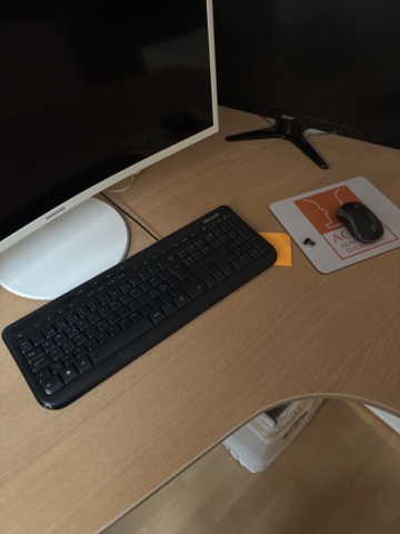 1443784-34 Kontorsinredning och elektronik -Skrivbord, stolar, skrivare, m.m