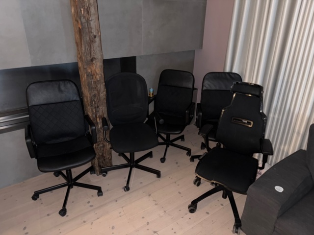 1410907-3 Office furniture - Sofa, office chairs, etc.