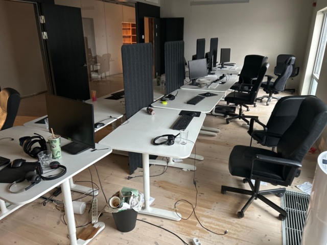 1410914-1 Office furniture - Desks, office chairs, etc.