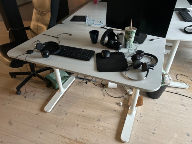 1410914-2 Office furniture - Desks, office chairs, etc.