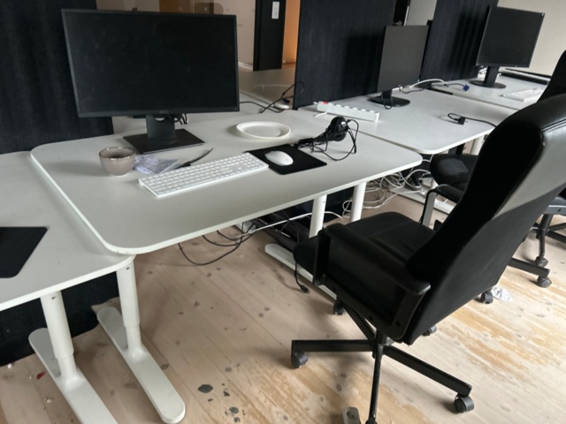 1410914-4 Office furniture - Desks, office chairs, etc.