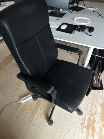 1410914-5 Office furniture - Desks, office chairs, etc.