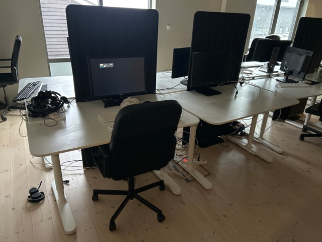 1410914-9 Office furniture - Desks, office chairs, etc.