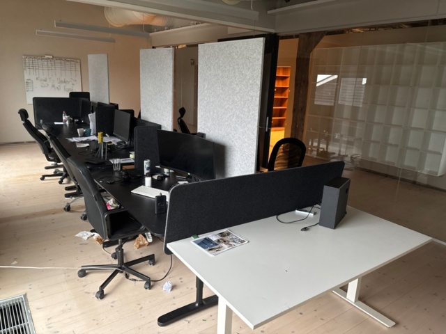 1410913-2 Office furniture - Desks, screens, office chairs