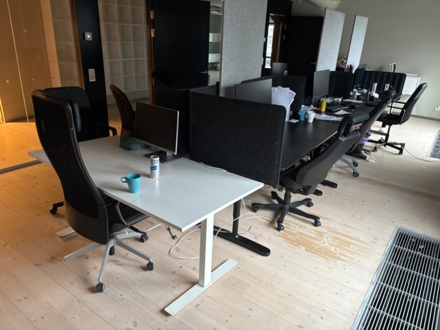 1410913-4 Office furniture - Desks, screens, office chairs