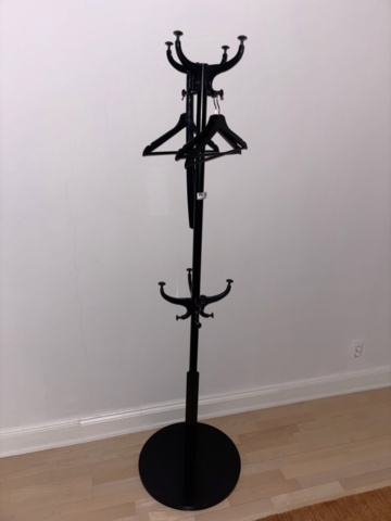 1443780-5 Möbler och inredning - Stolar, matta, klädhängare