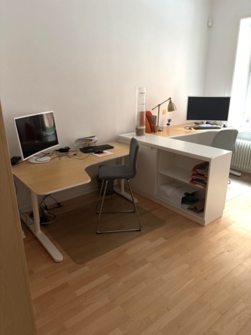 1443783-1 Kontorsinredning och elektronik -Skrivbord, kontorsstolar, datorskärmar, m.m