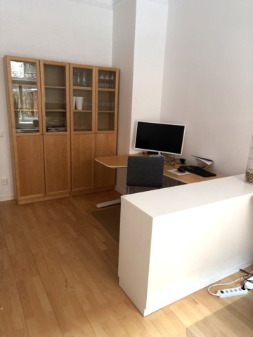 1443783-3 Kontorsinredning och elektronik -Skrivbord, kontorsstolar, datorskärmar, m.m