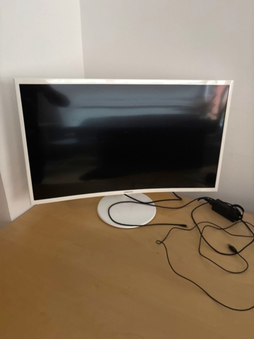 1443783-17 Kontorsinredning och elektronik -Skrivbord, kontorsstolar, datorskärmar, m.m