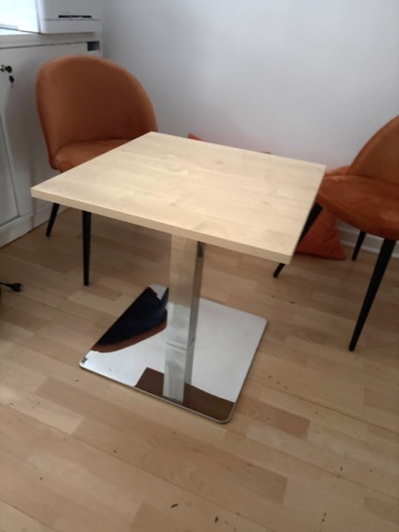 1443784-5 Kontorsinredning och elektronik -Skrivbord, stolar, skrivare, m.m