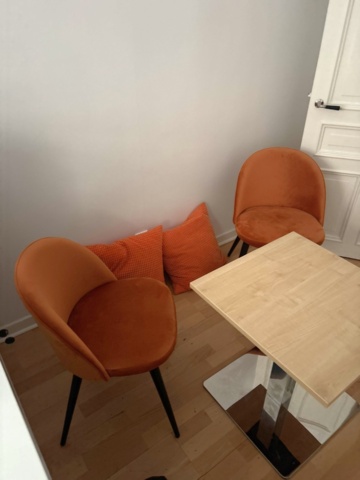 1443784-7 Kontorsinredning och elektronik -Skrivbord, stolar, skrivare, m.m