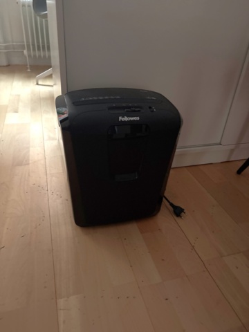 1443784-9 Kontorsinredning och elektronik -Skrivbord, stolar, skrivare, m.m