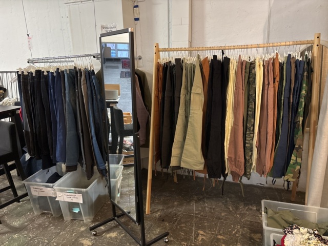 1409511-4 Large batch of stock from clothing store