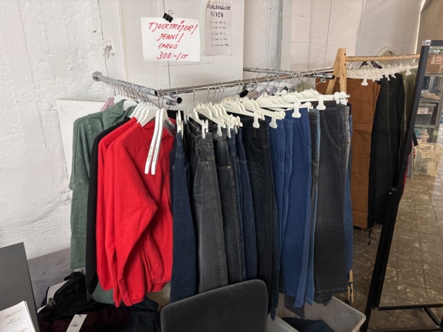 1409511-5 Large batch of stock from clothing store