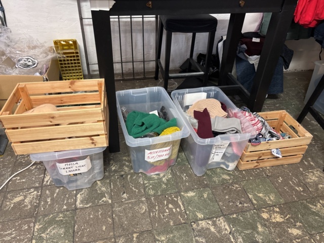 1409511-8 Large batch of stock from clothing store