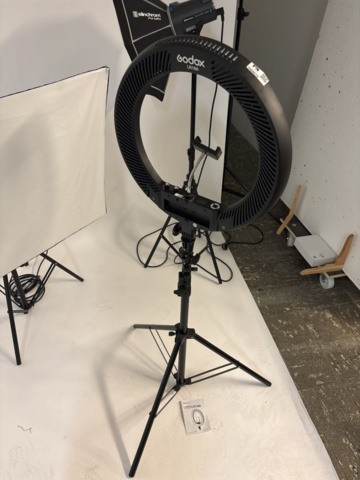 1409515-13 Photo studio equipment - Profoto, Godox, Elinchrom, etc.