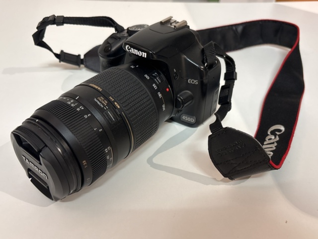 1409516-2 System camera with accessories - Canon EOS 450D