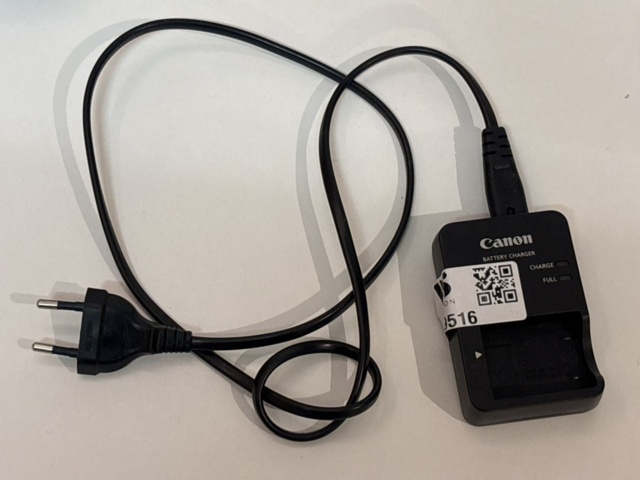 1409516-18 System camera with accessories - Canon EOS 450D