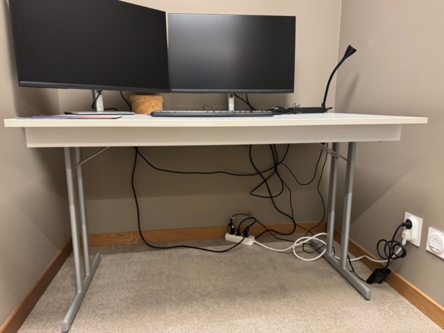 1405441-1 Office furniture - Desks, screens and office chairs