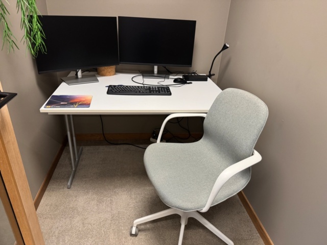 1405441-11 Office furniture - Desks, screens and office chairs