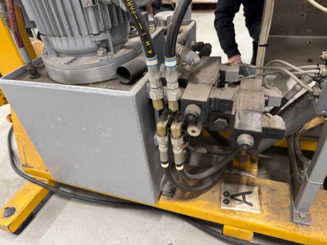 1405471-8 Cable reeling machine with length meter