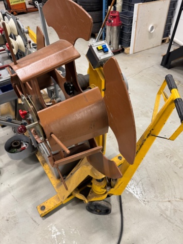 1405471-10 Cable reeling machine with length meter