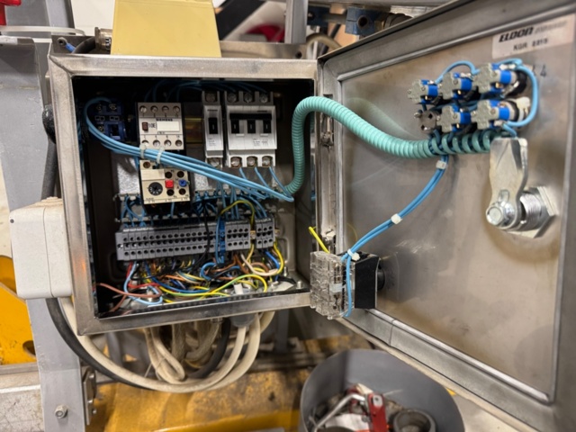 1405471-12 Cable reeling machine with length meter