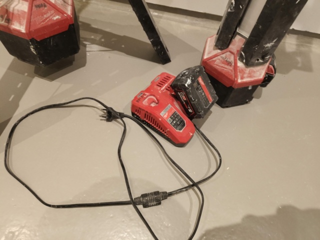 1401248-9 Två stycken arbetslampor Milwaukee