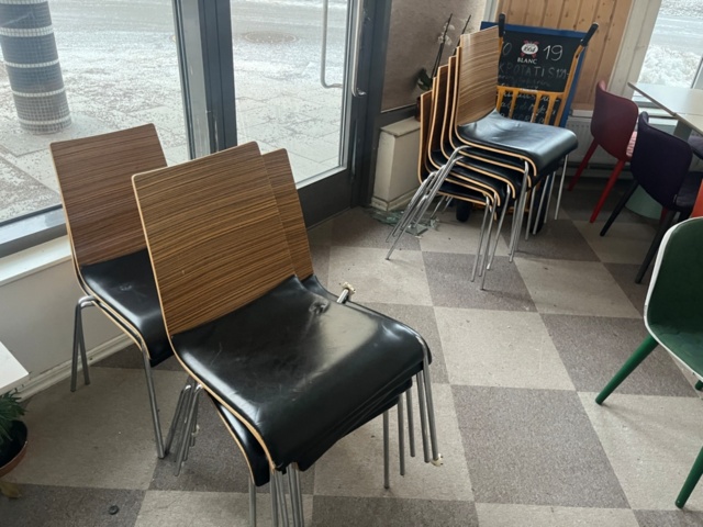 1424054-4 Parti blandat möblemang - Stolar, bord, soffor, m.m.