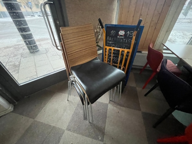 1424054-5 Parti blandat möblemang - Stolar, bord, soffor, m.m.