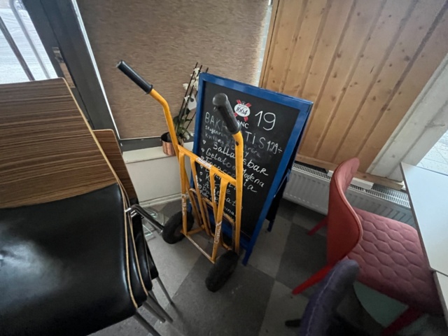 1424054-6 Parti blandat möblemang - Stolar, bord, soffor, m.m.