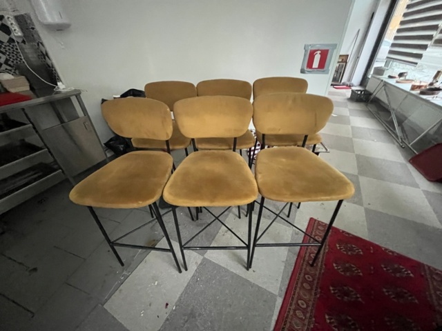 1424054-8 Parti blandat möblemang - Stolar, bord, soffor, m.m.