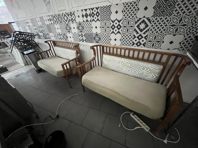 1424054-9 Parti blandat möblemang - Stolar, bord, soffor, m.m.